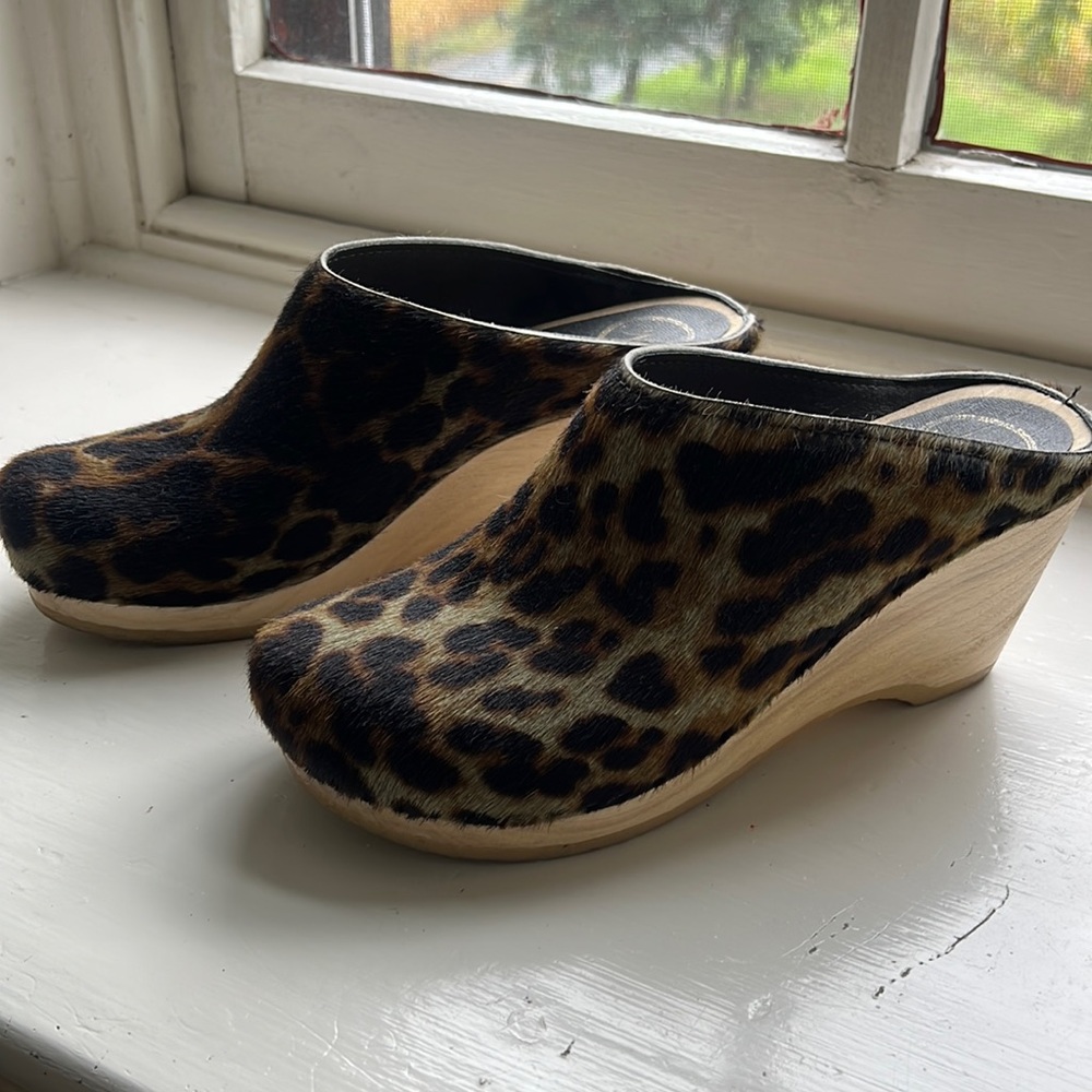 No. 6 39 camo leopard new school clog - NWOT